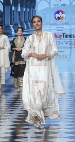 Sonakshi Sinha In Asma Palazzo Set -Lillys Clothing Shop DSC9189 640x crop center b69c681a db65 4d82 bff1 fec44fbca6ad