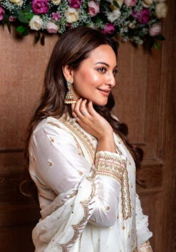 Sonakshi Sinha In Asma Palazzo Set -Lillys Clothing Shop Pb SonakshiSinhaforDiwali 50 640x crop center f489f3d7 928d 4d28 94af 5e0c9acec711